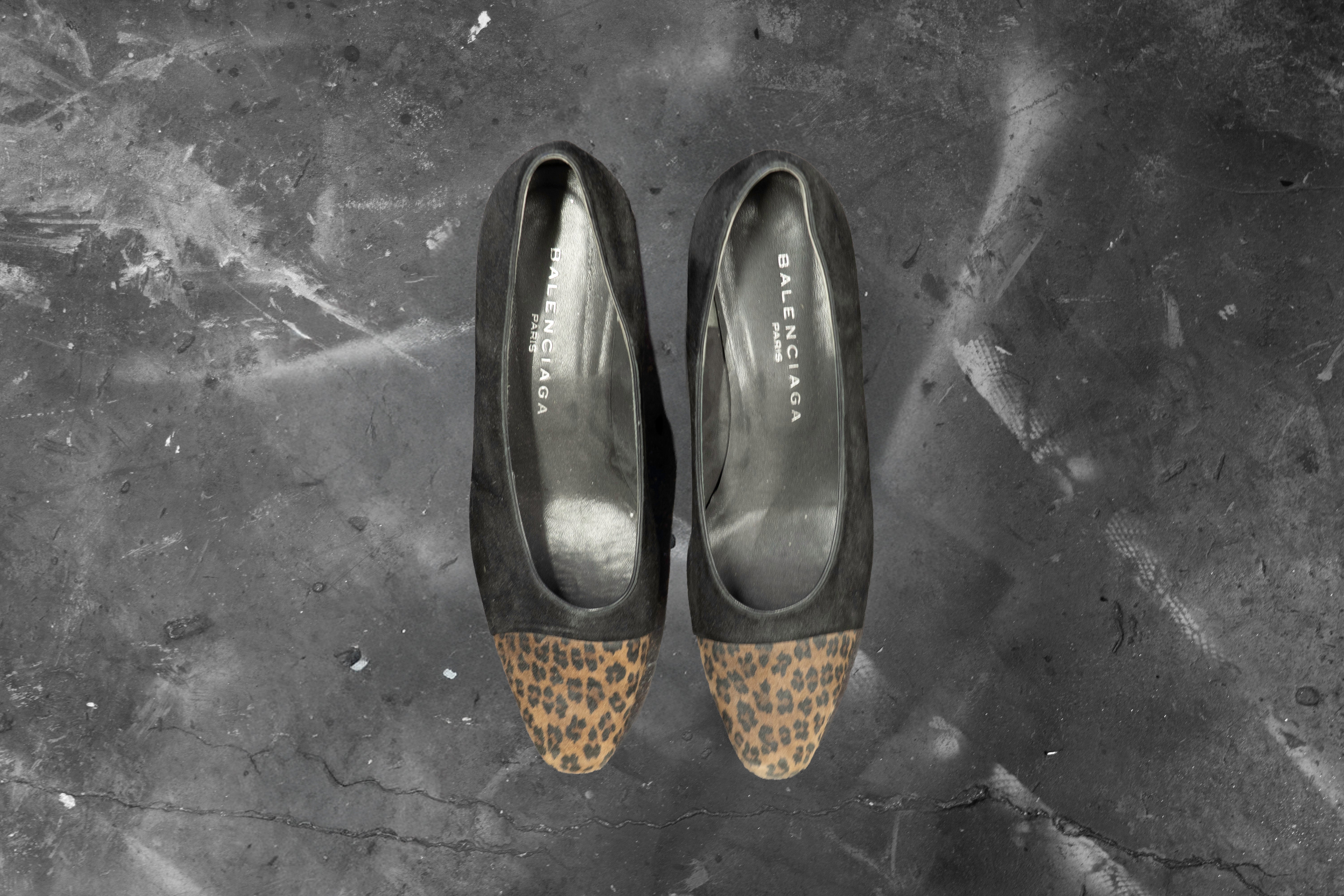 BALENCIAGA — BLACK LEATHER LEOPARD TOE PUMP