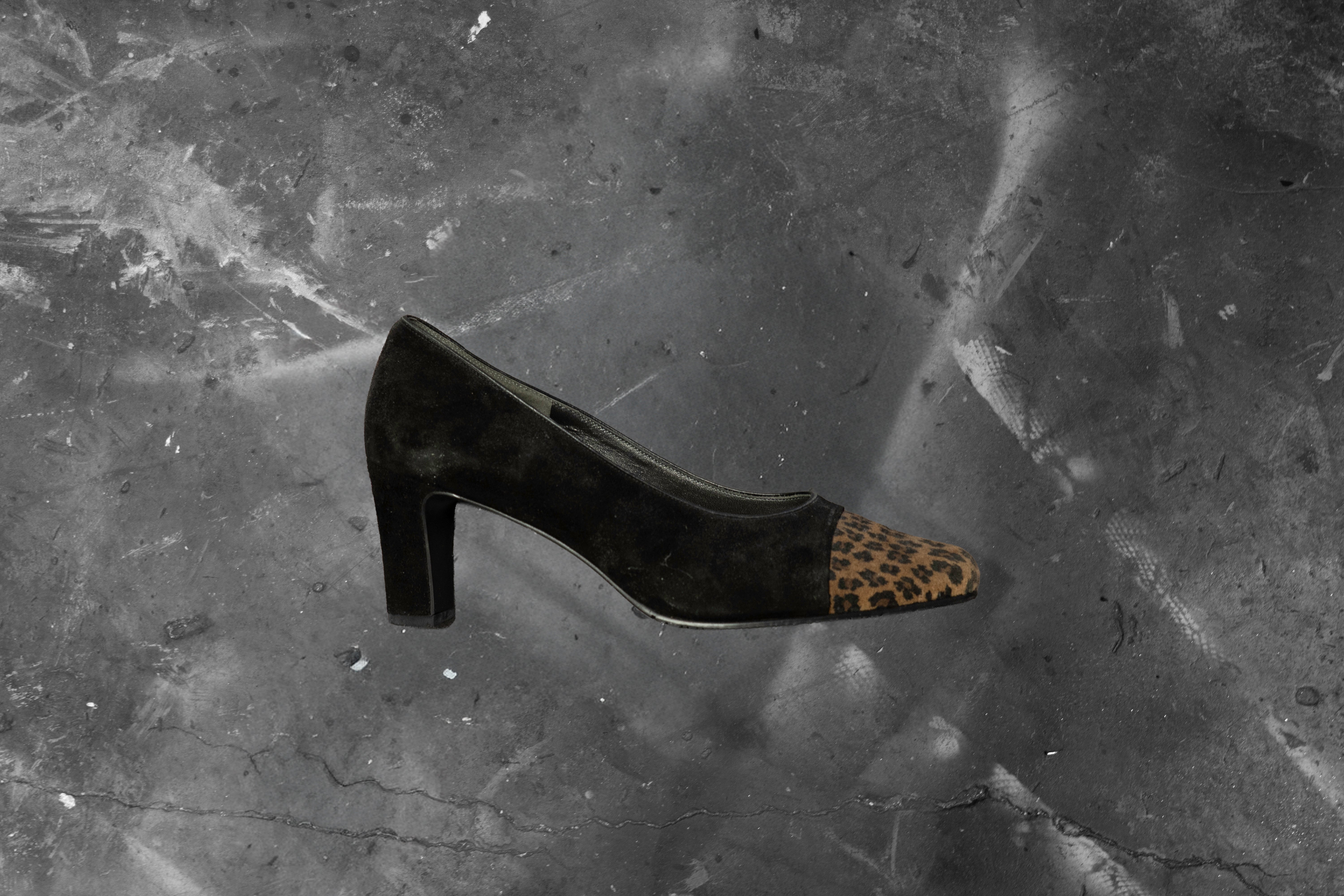 BALENCIAGA — BLACK LEATHER LEOPARD TOE PUMP