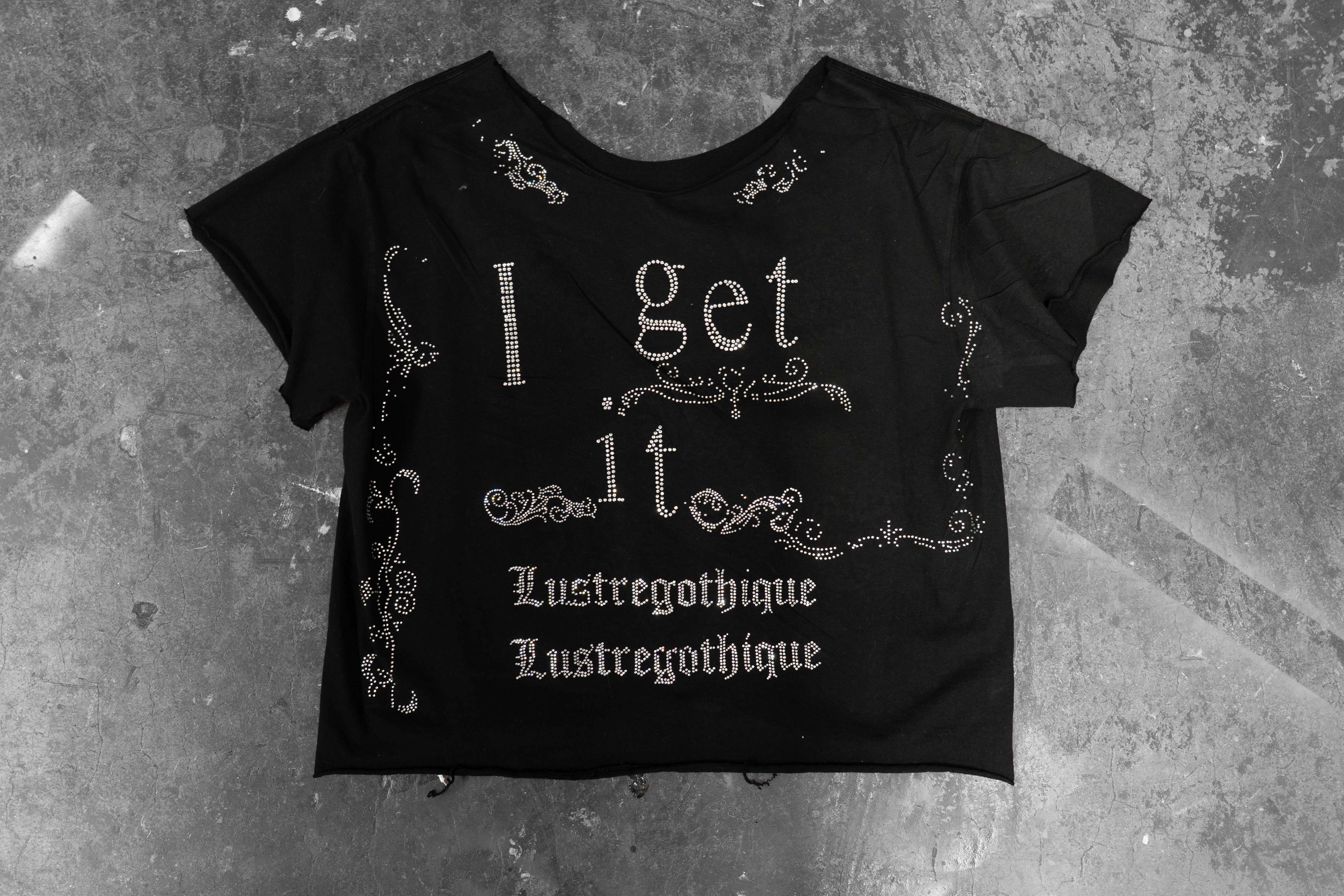 LUSTREGOTHIQUE — BLACK “I GET IT” CROP TEE (1/1)