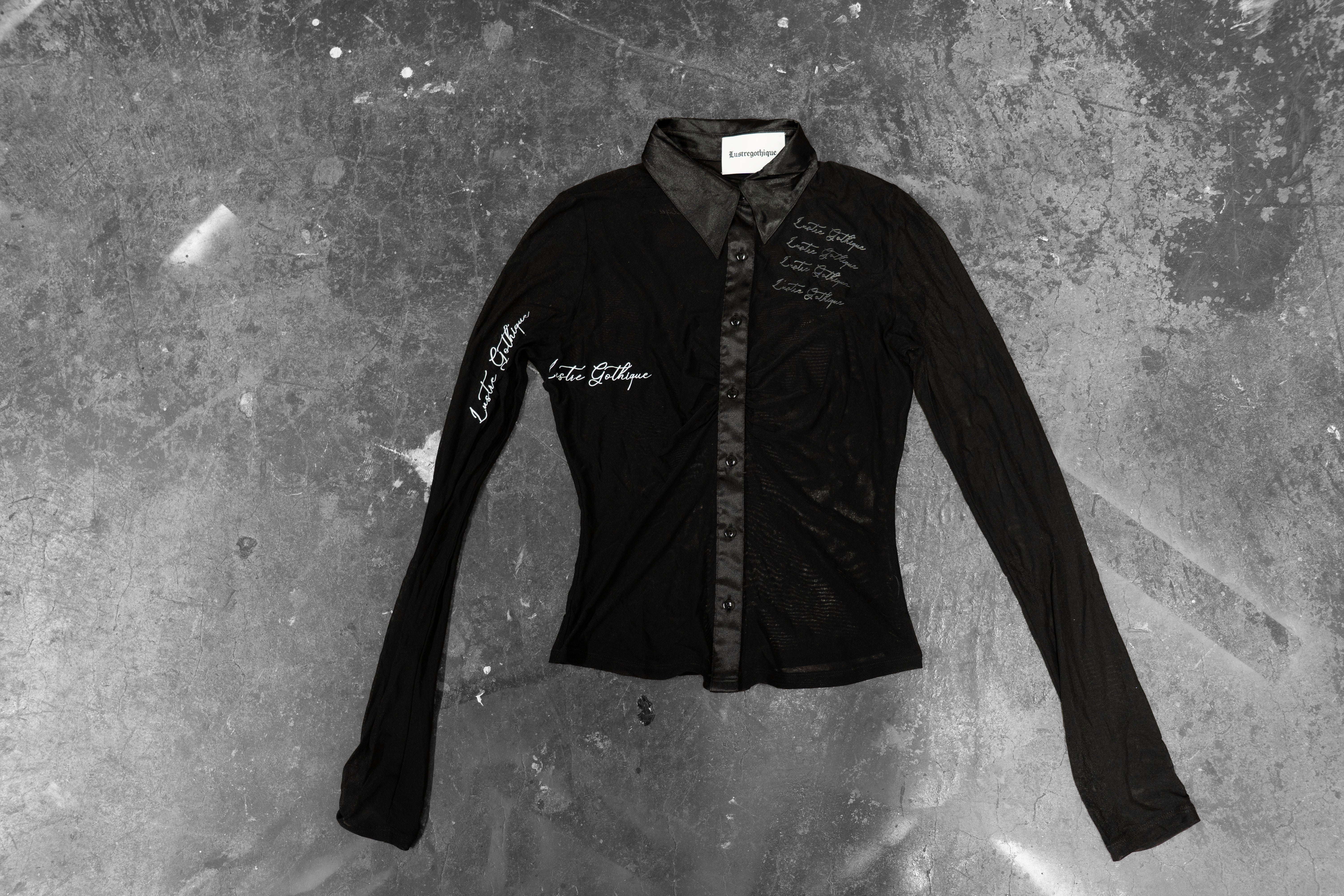 LUSTREGOTHIQUE — BLACK WOMENS FIT STRETCH SCRIPT BUTTON UP (1/1)