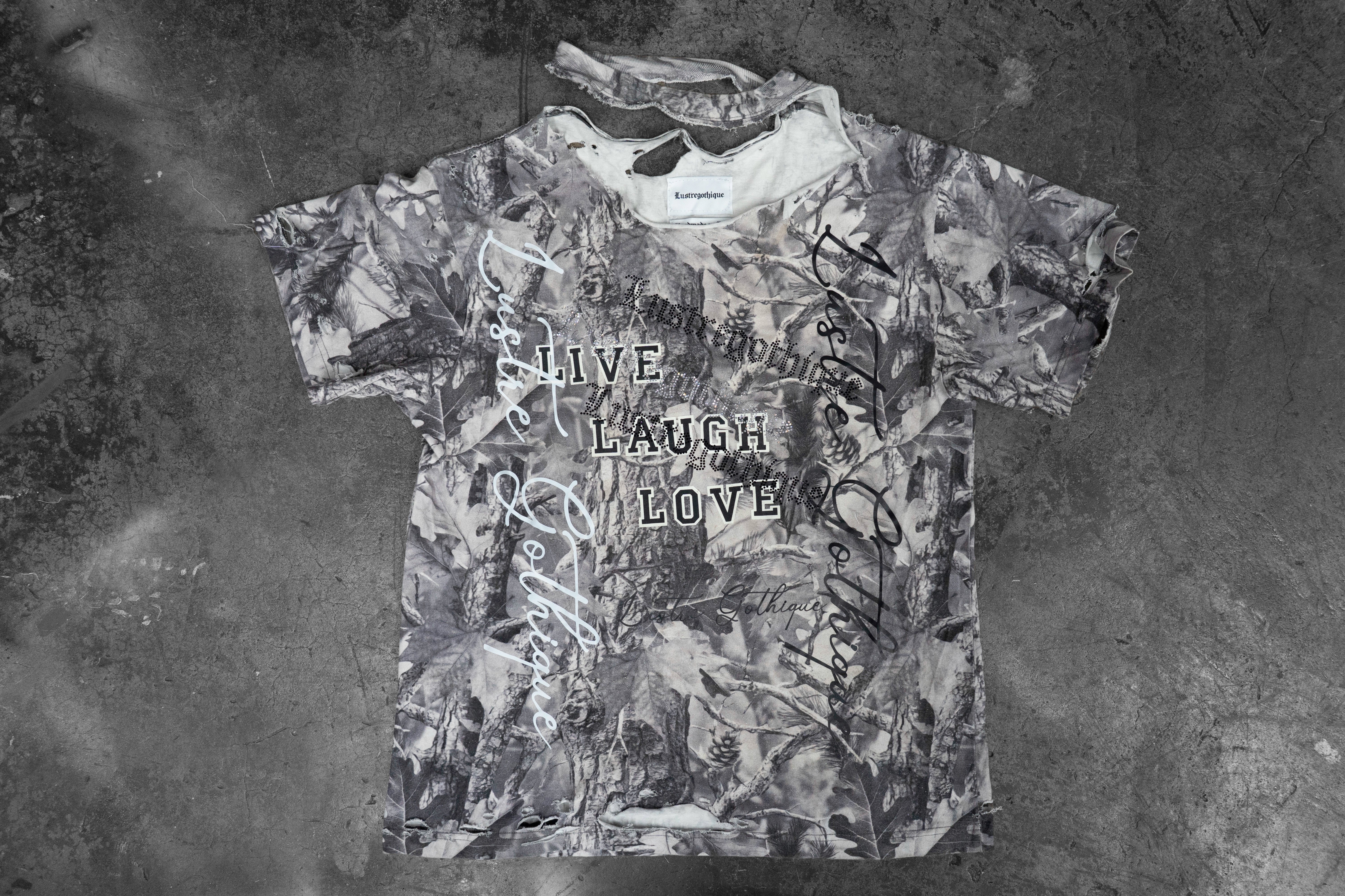 LUSTREGOTHIQUE — CAMO SCRIPT TEE (1/1)