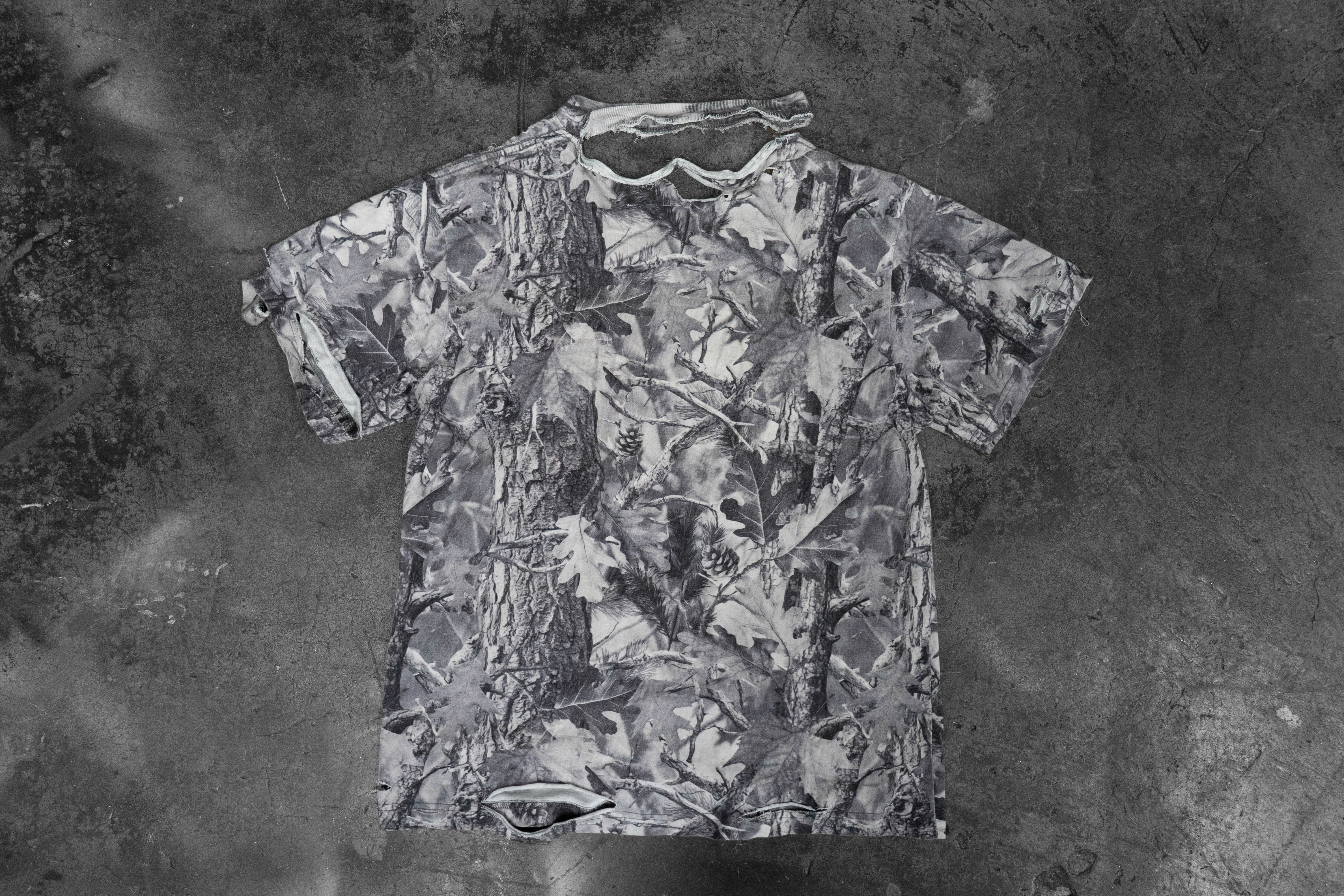 LUSTREGOTHIQUE — CAMO SCRIPT TEE (1/1)
