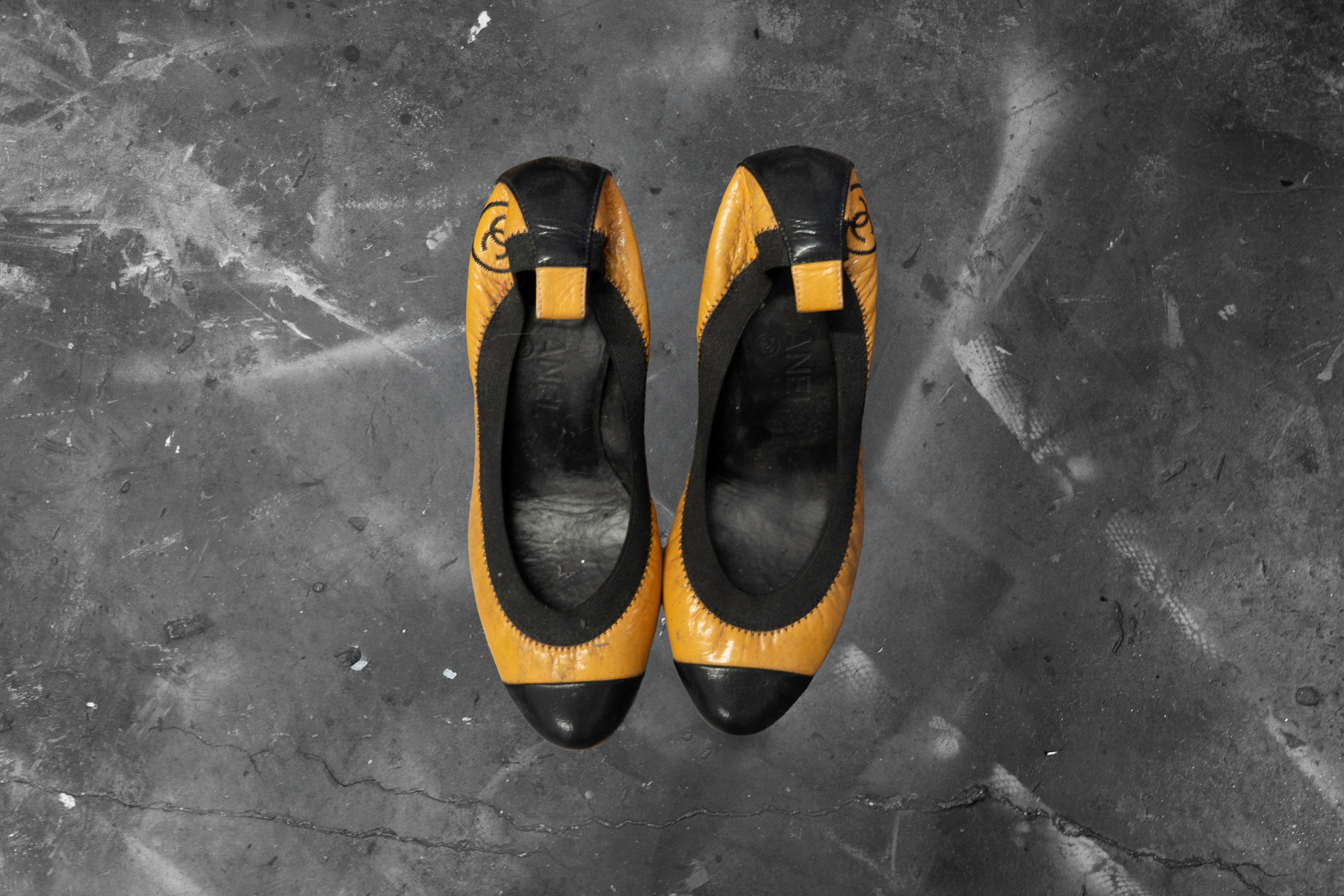 CHANEL — ORANGE AND BLACK LEATHER PUMP
