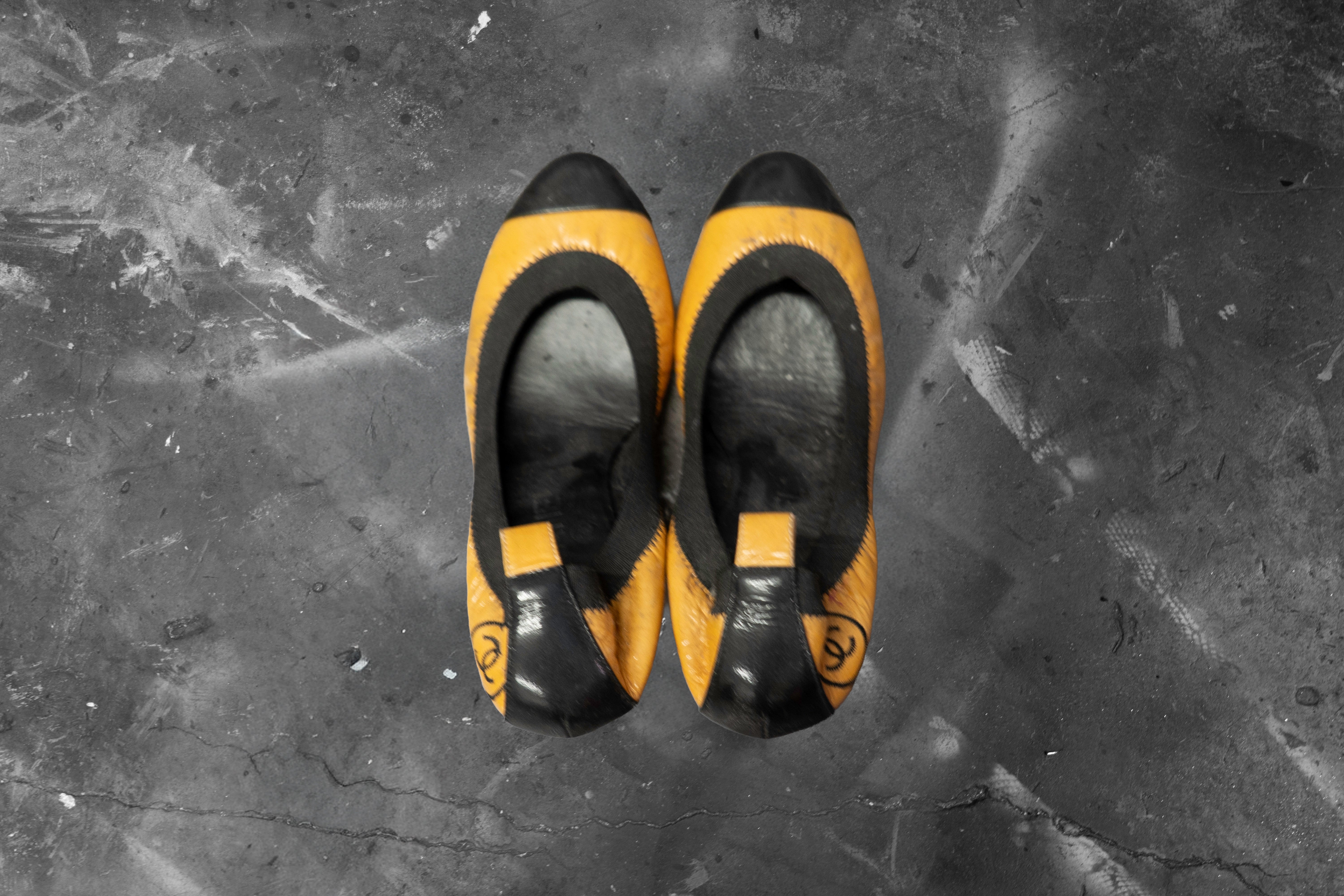 CHANEL — ORANGE AND BLACK LEATHER PUMP