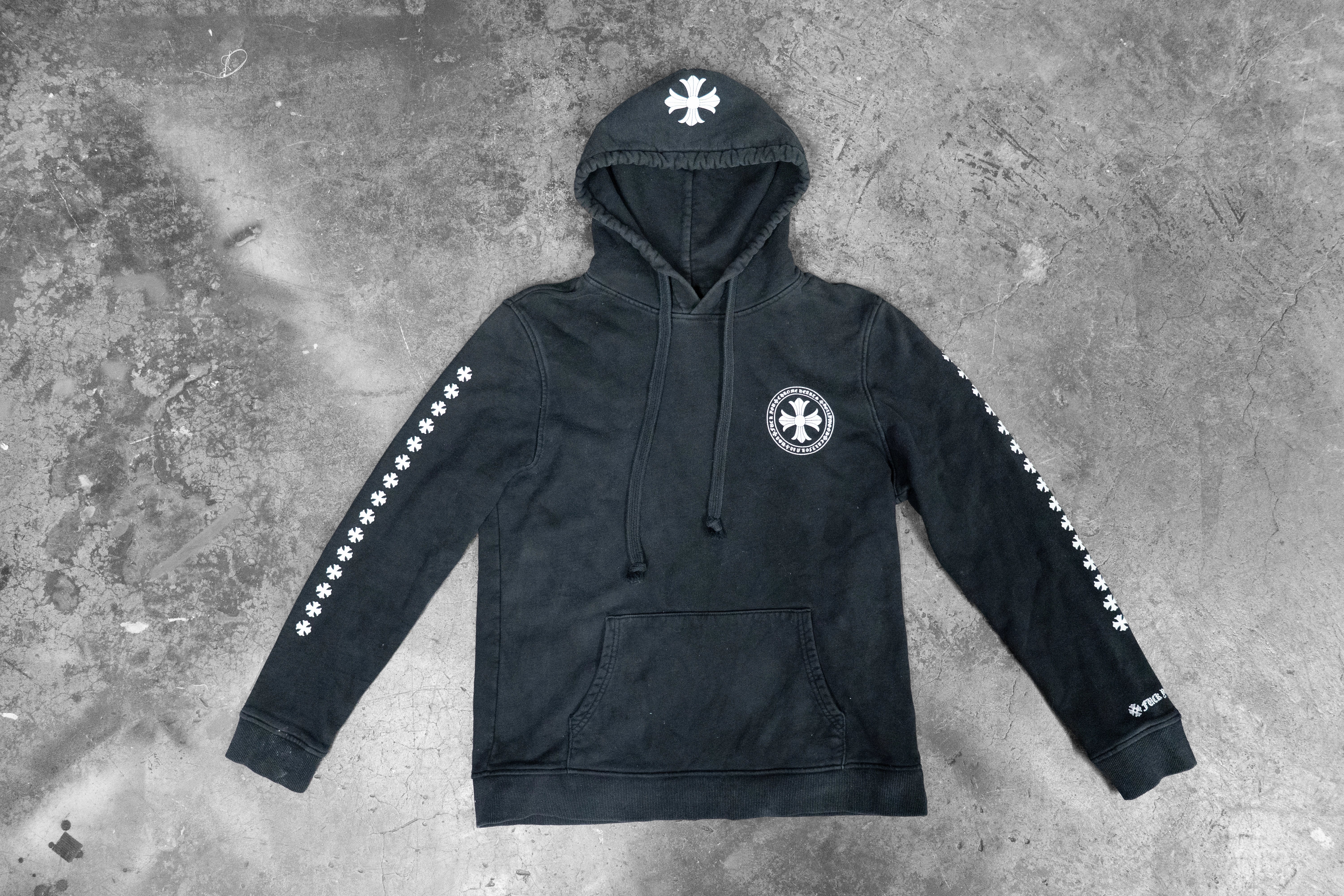CHROME HEARTS — BLACK PULLOVER HOODIE WITH WHITE CROSS AND HORSESHOE LOGOS