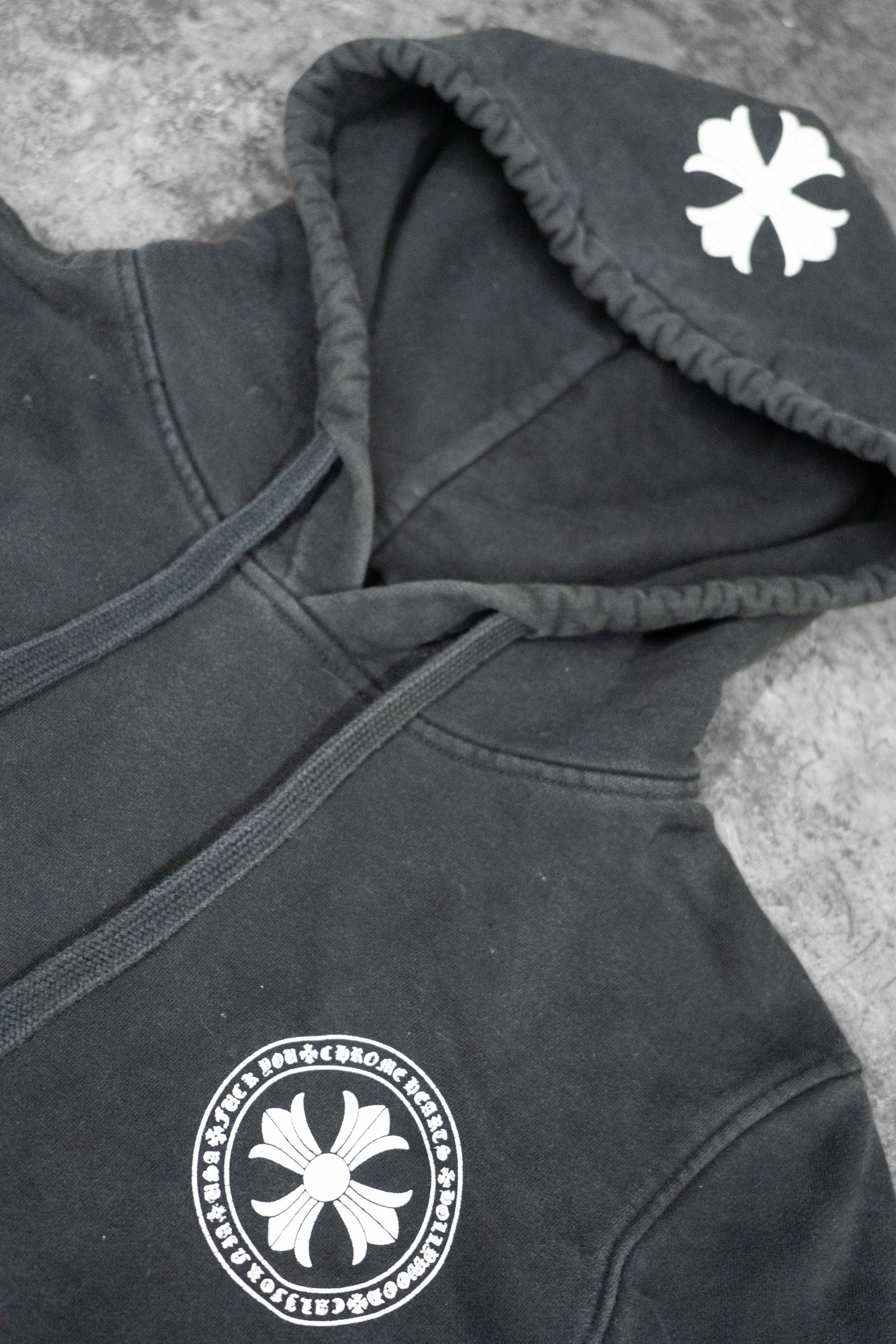 CHROME HEARTS — BLACK PULLOVER HOODIE WITH WHITE CROSS AND HORSESHOE LOGOS