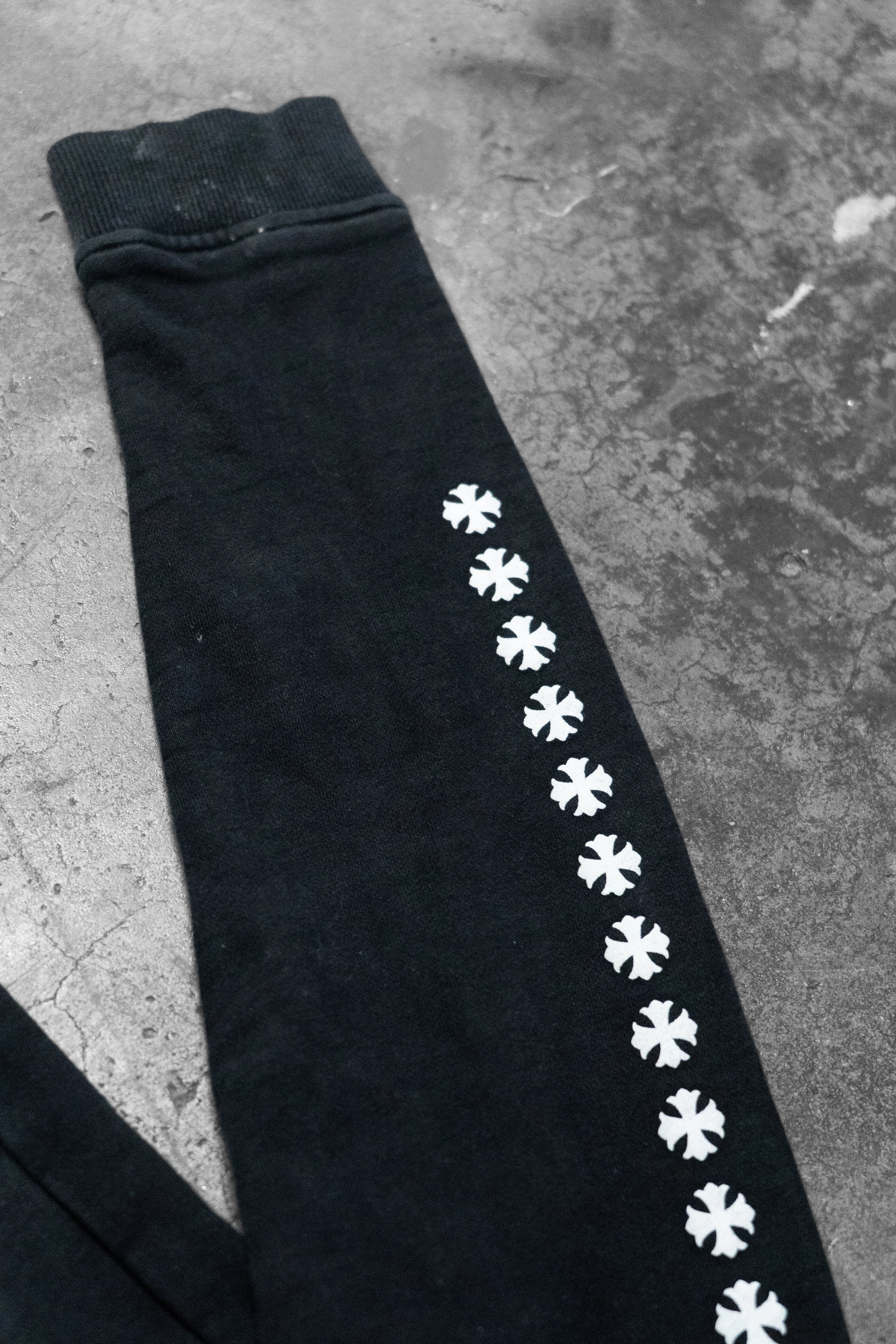 CHROME HEARTS — BLACK PULLOVER HOODIE WITH WHITE CROSS AND HORSESHOE LOGOS