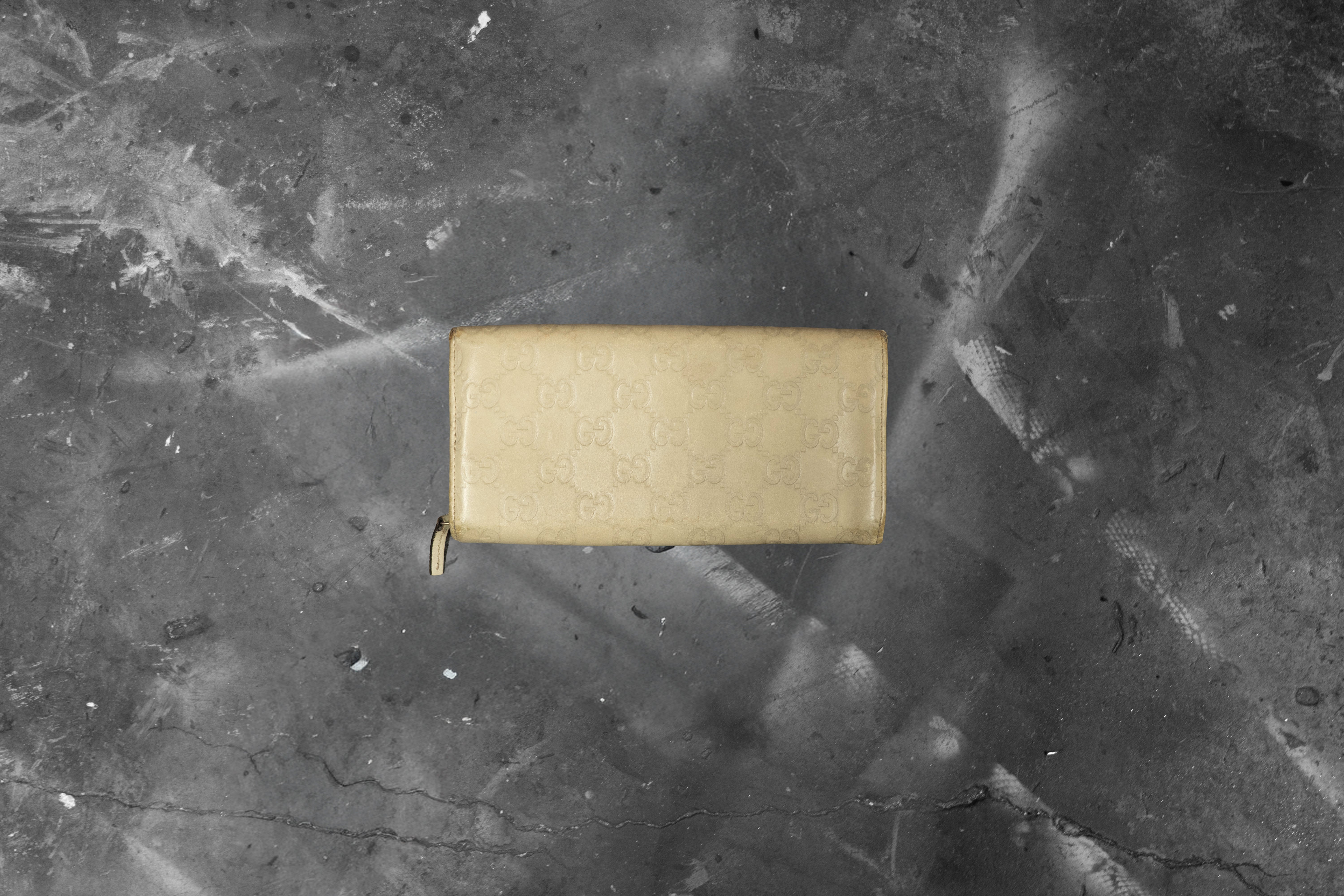 GUCCI — CREAM KEYHOLDER