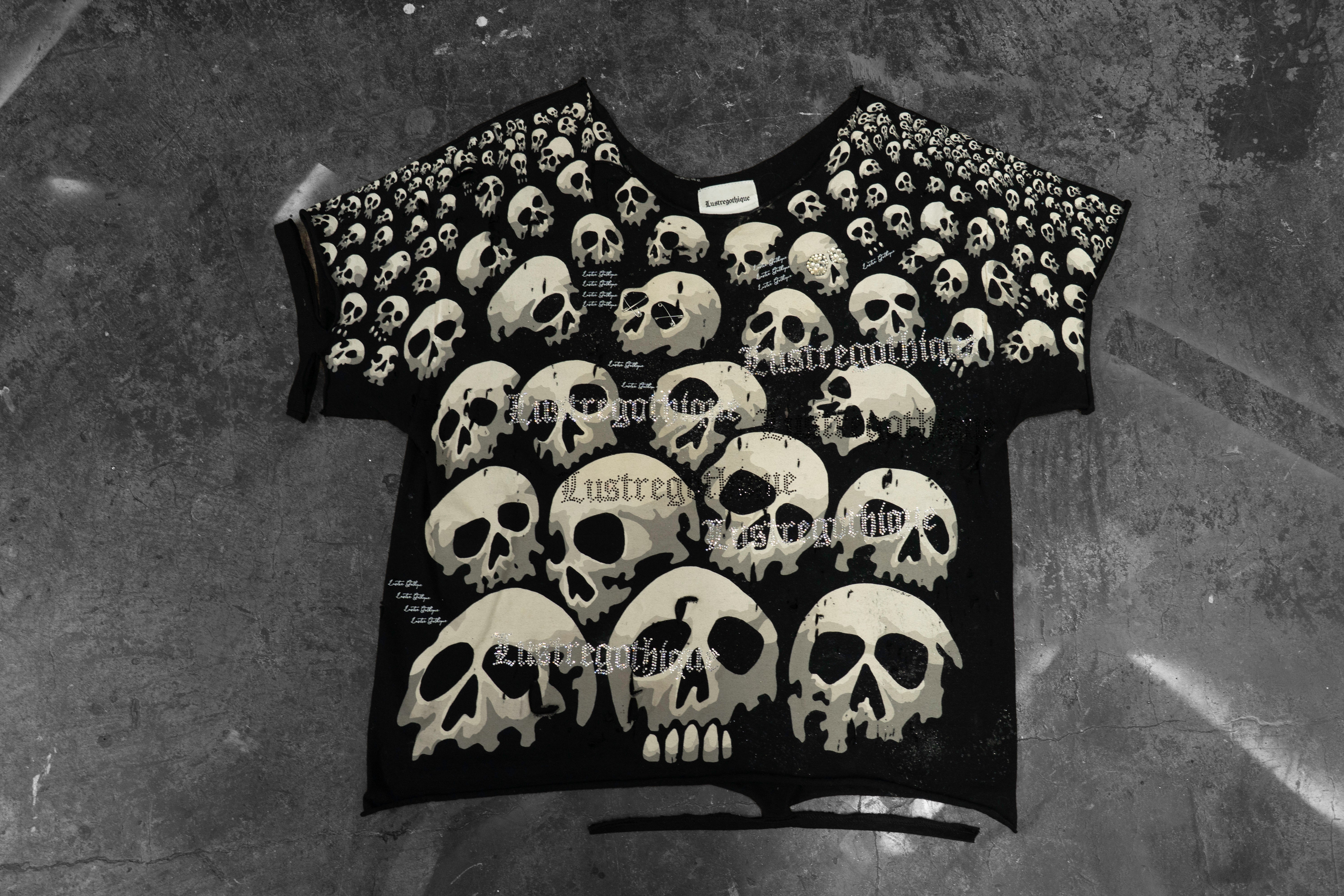 LUSTREGOTHIQUE — BEIGE SKULL GRAPHIC BLACK TEE (1/1)