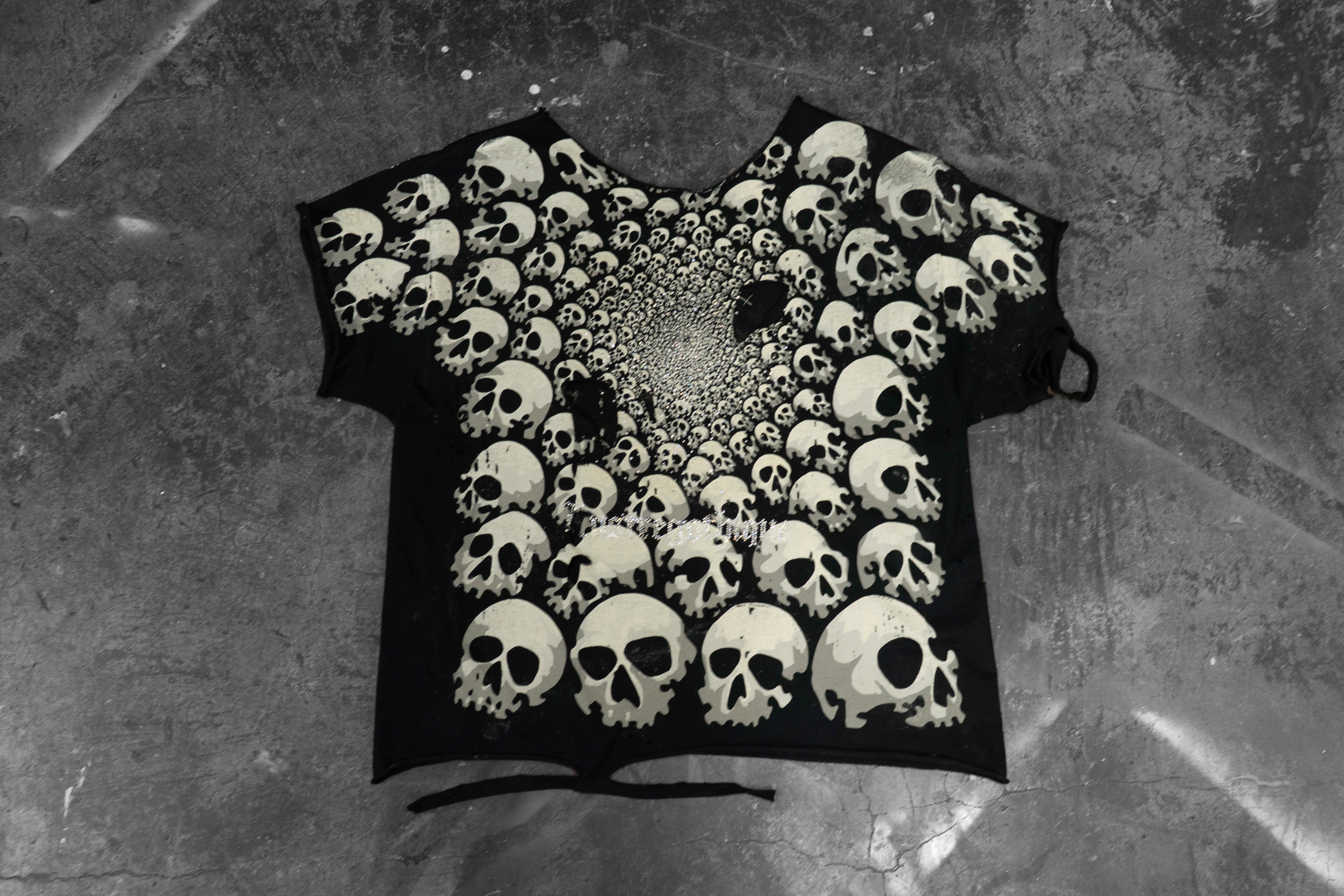 LUSTREGOTHIQUE — BEIGE SKULL GRAPHIC BLACK TEE (1/1)